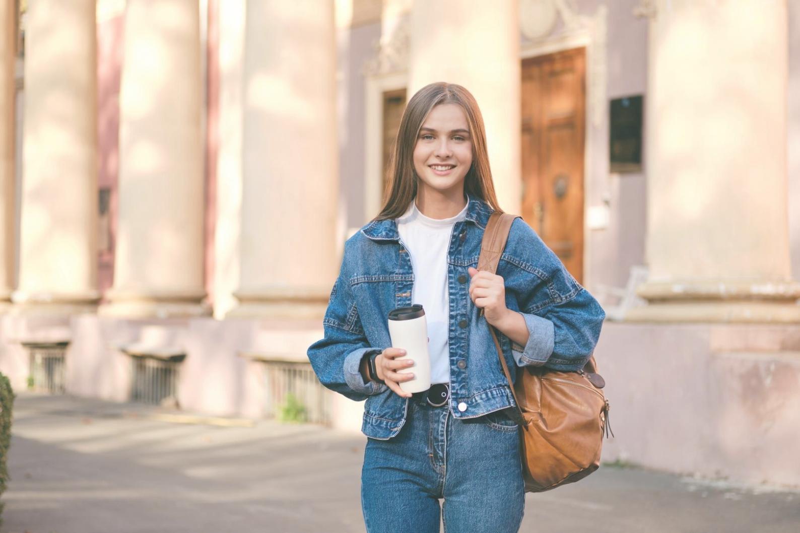 Matériaux d'étude et ressources budgétaires disposés sur un bureau